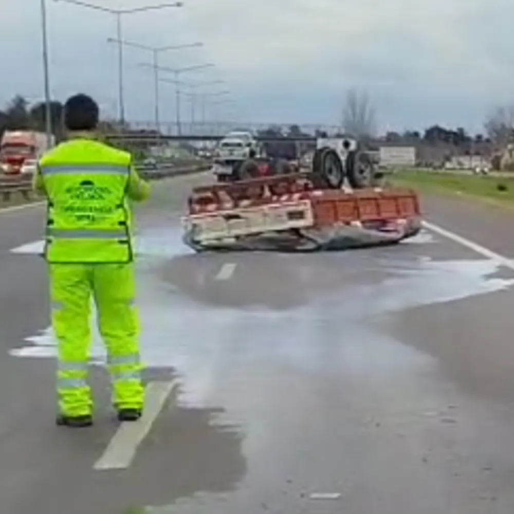 Remolque volcado sobre la ruta panamericana