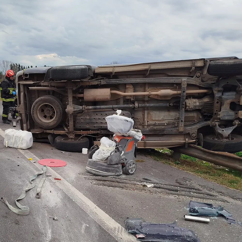 Camioneta Toyota Hilux volcada sobre el asfalto.