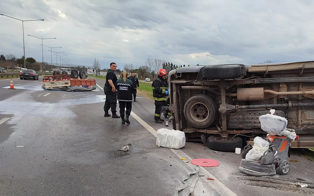 Vuelco en Panamericana a la altura de Loma Verde: tres jóvenes heridos