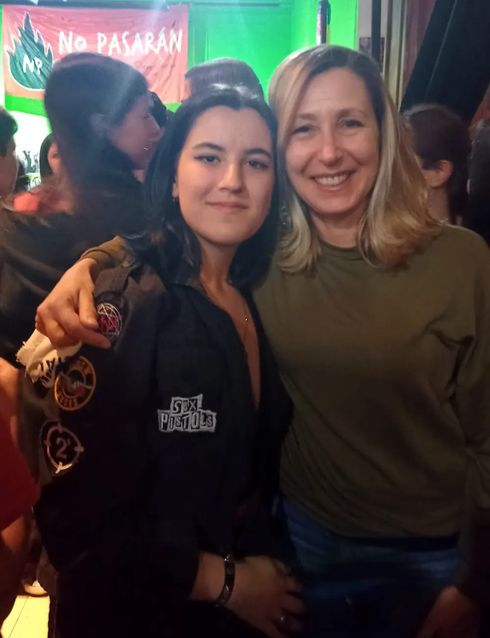 Valentina Esquivel, primera candidata a consejera escolar del FIT, junto a Myriam Bregman