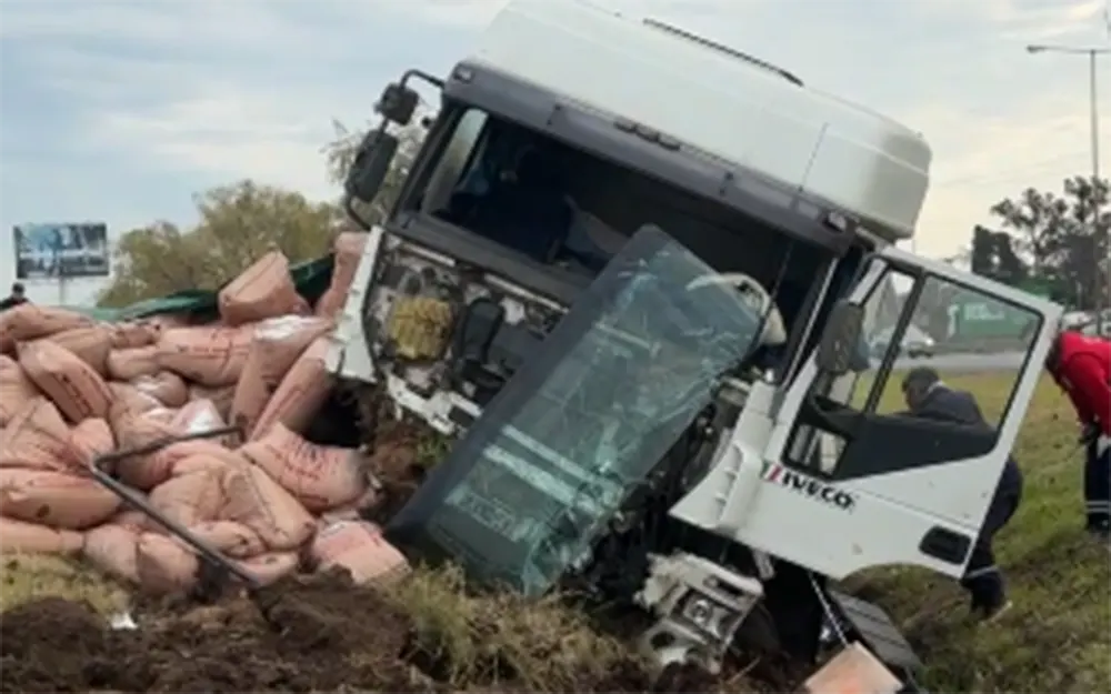Despiste en Panamericana: un camión se fue a la zanja y volcó su carga