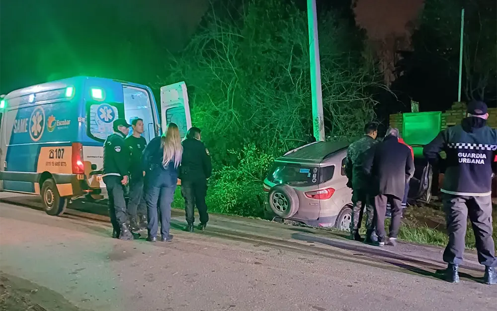 Chocó contra el portón de una casa en Maschwitz por esquivar un pozo