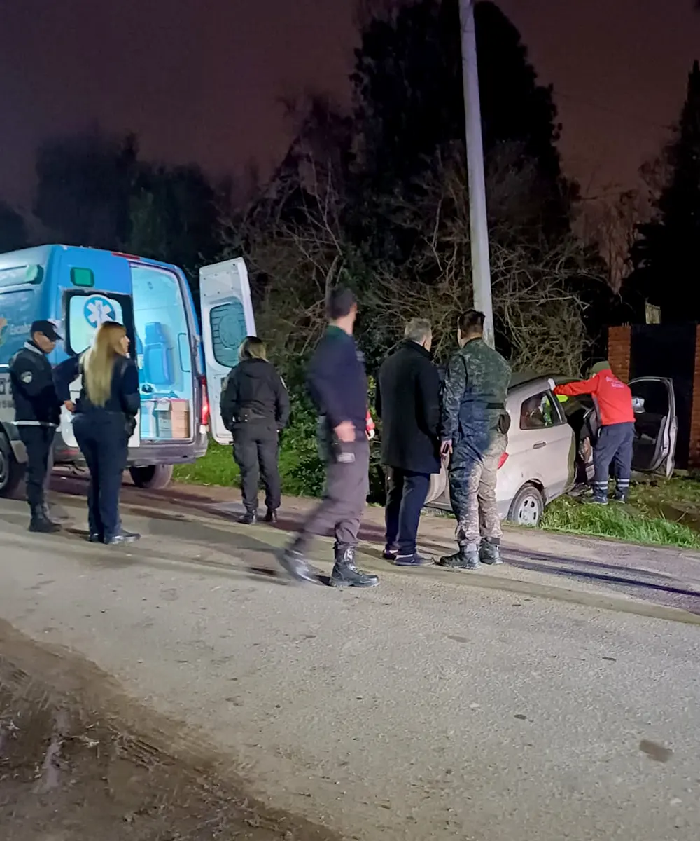Una ambulancia y policías asisten al conductor