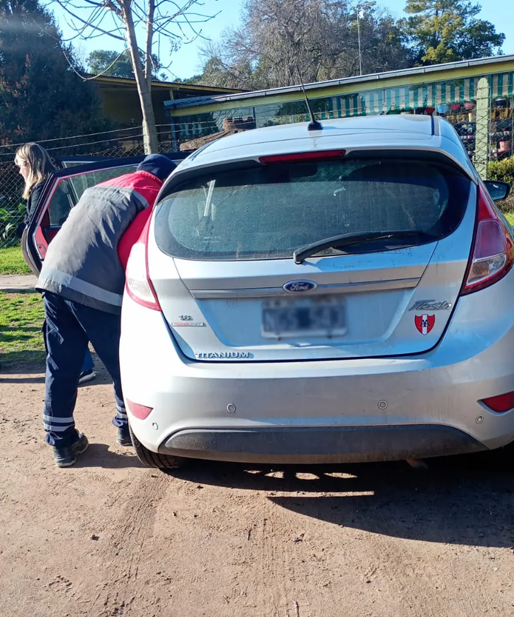 Auto Ford Fiesta tras el choque siendo inspeccionado por personal de emergencia en la avenida San Martin.