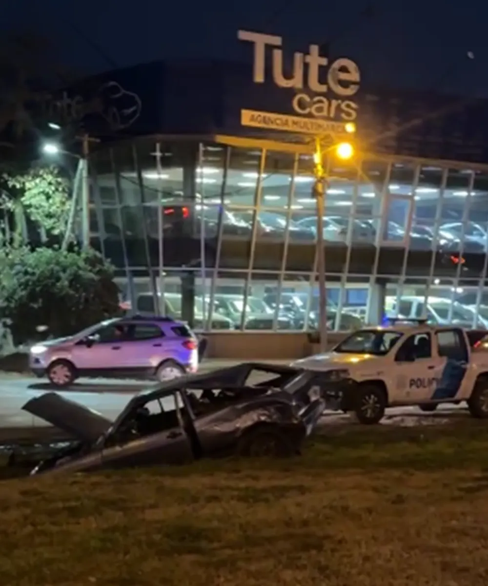Tras el choque, uno de los autos terminó en una zanja lateral a la colectora