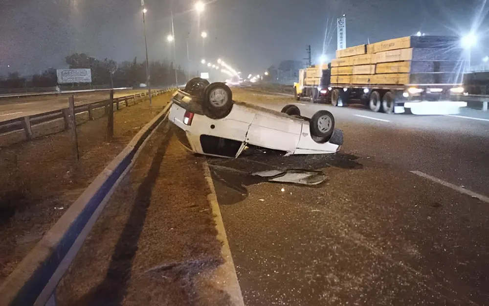 Vuelco en Panamericana: un joven fue asistido y trasladado al hospital