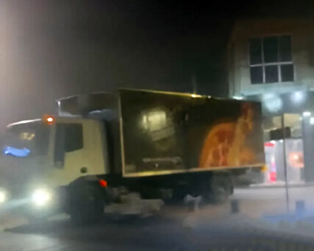 camion de comercio Camión en la vereda del local de Sabores Express en Maschwitz