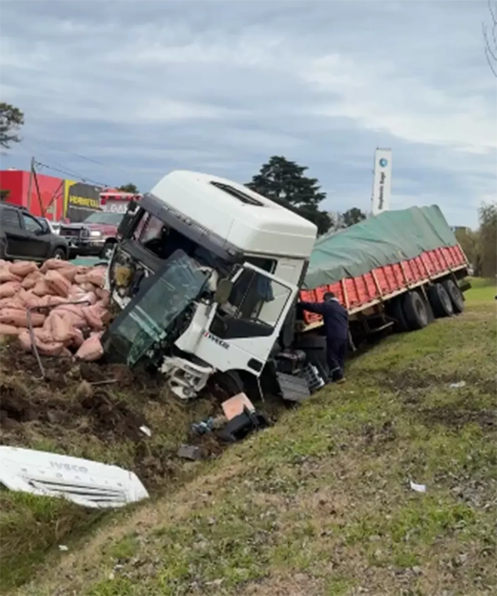Camión en la zanja siendo revisado por autoridades.
