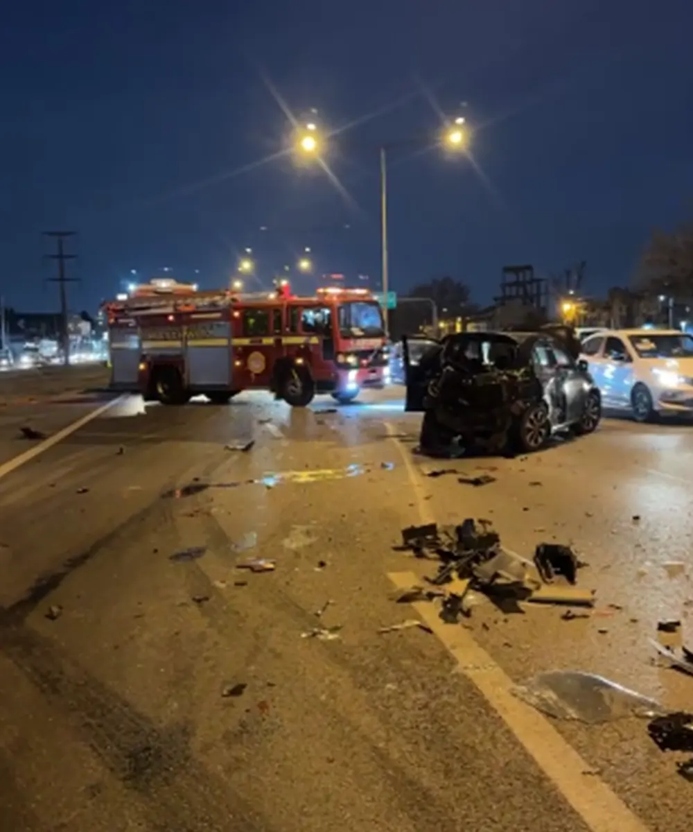 Uno de los autos involucrados en el choque y un camión de bomberos sobre la autopista