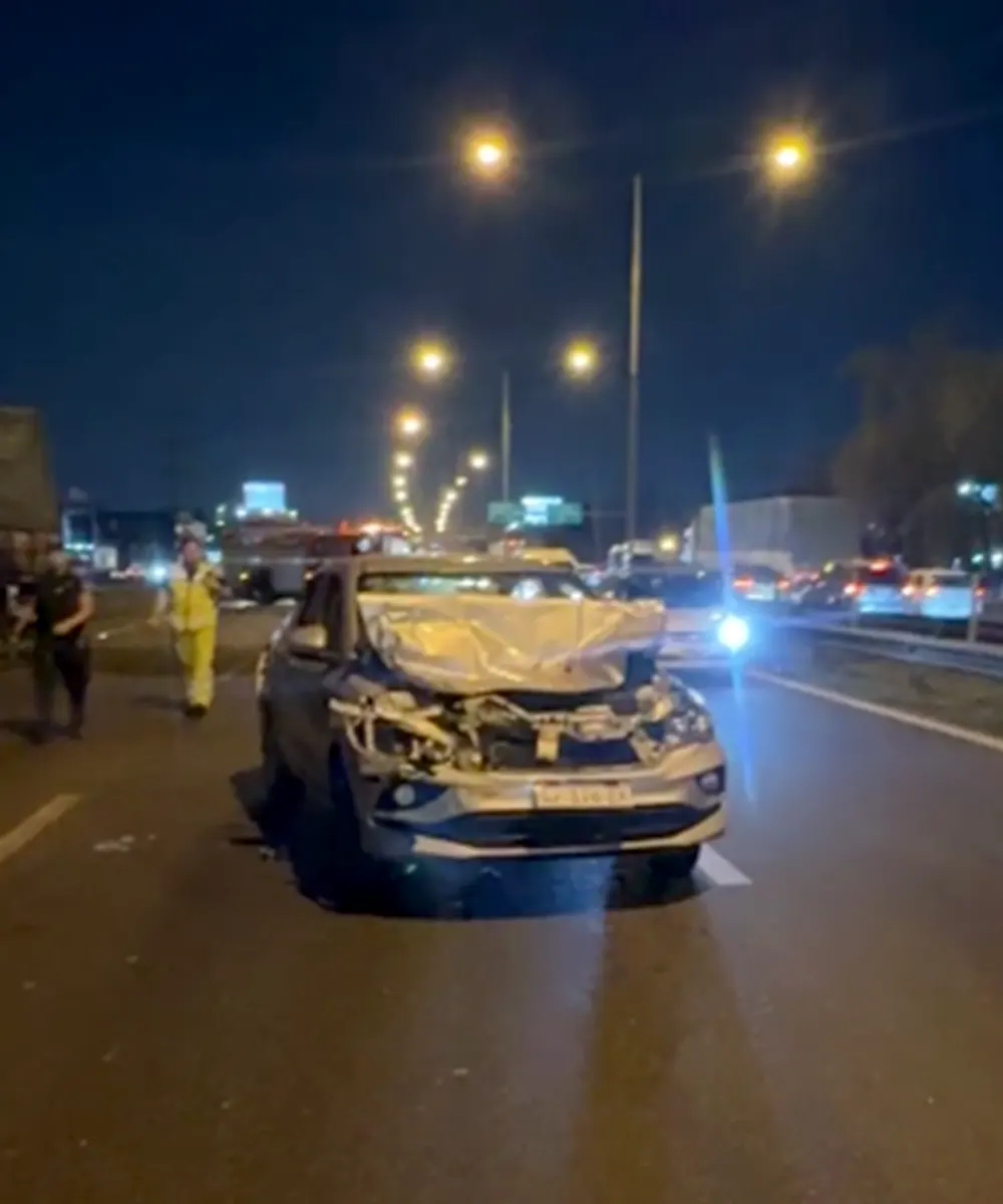 Un auto con su frente abollado por el impacto