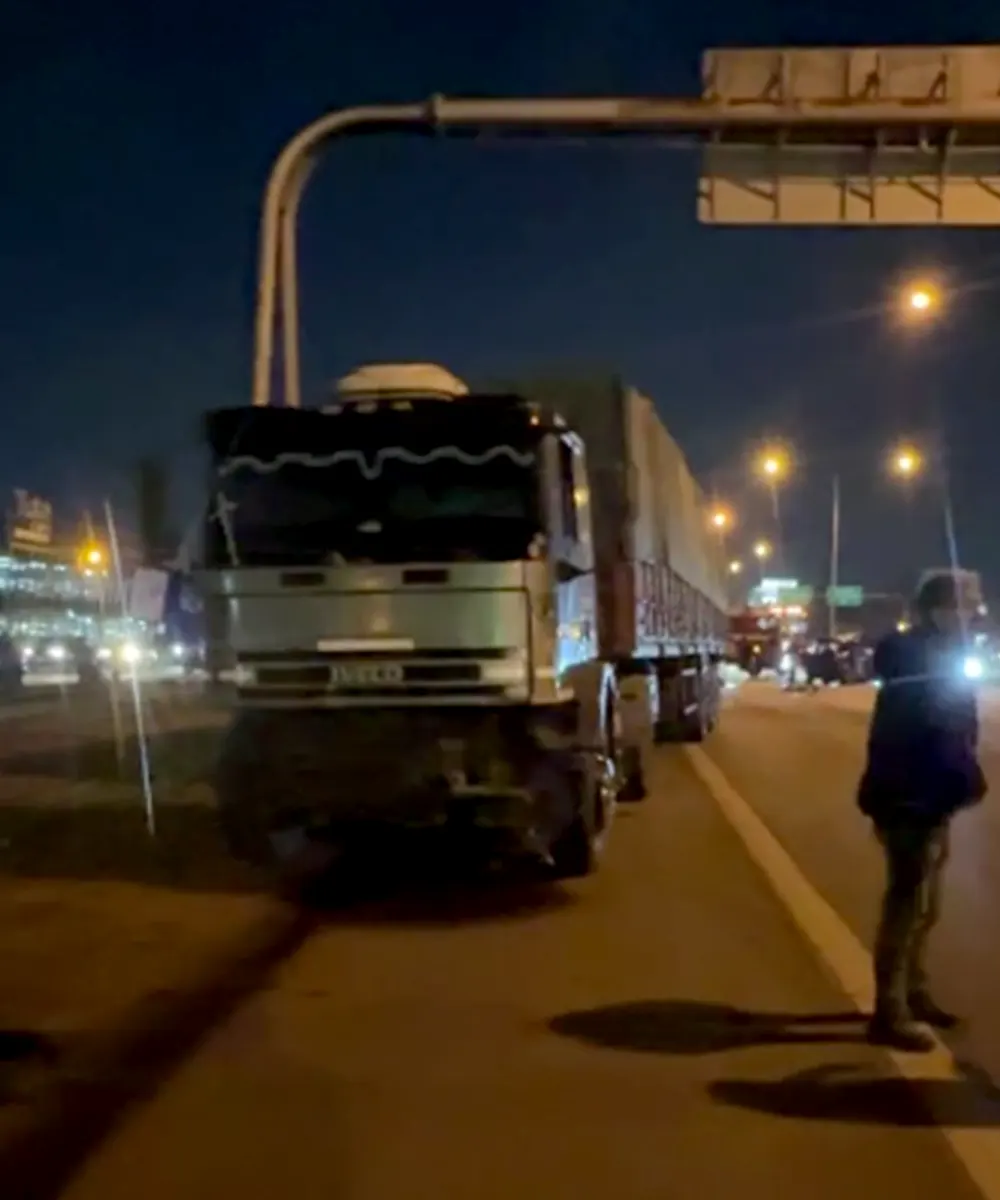 El camión Fiat Iveco que inició el choque en cadena, a un costado de la autopista