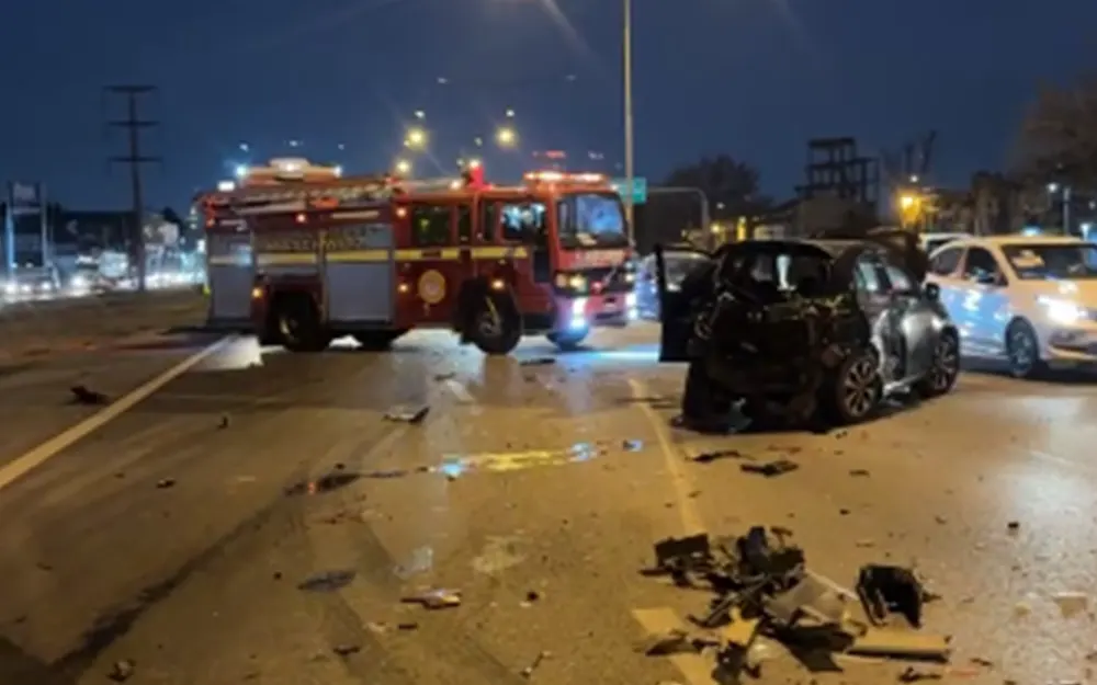 Un camión provocó un caótico choque en cadena sobre la autopista