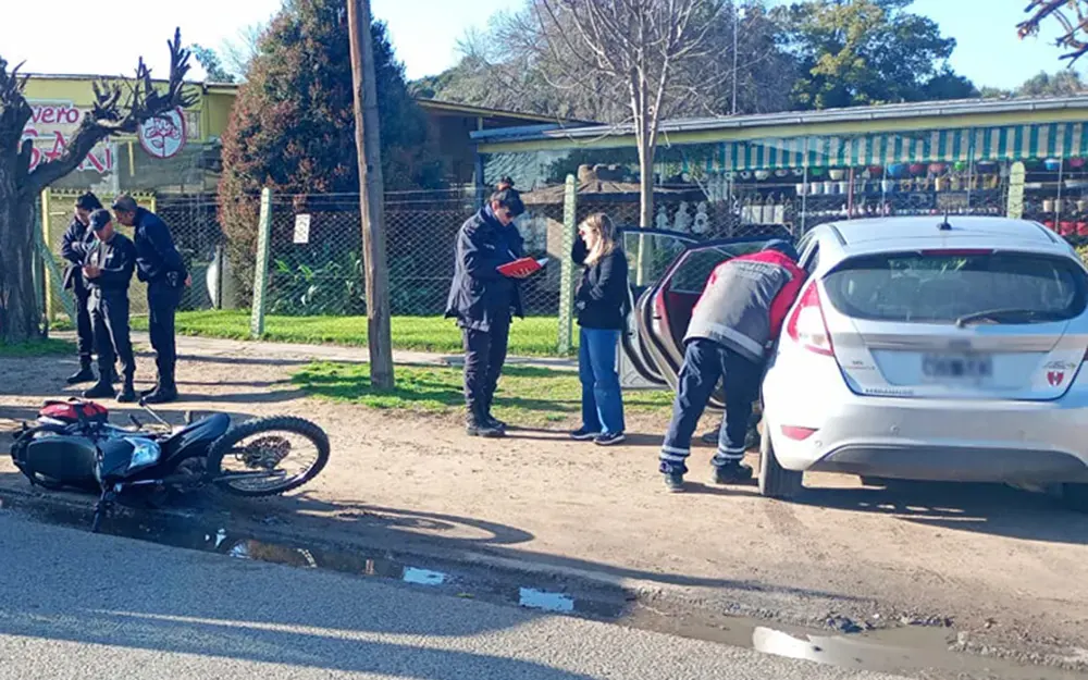 Accidente en la avenida San Martín: chocaron un auto y una moto