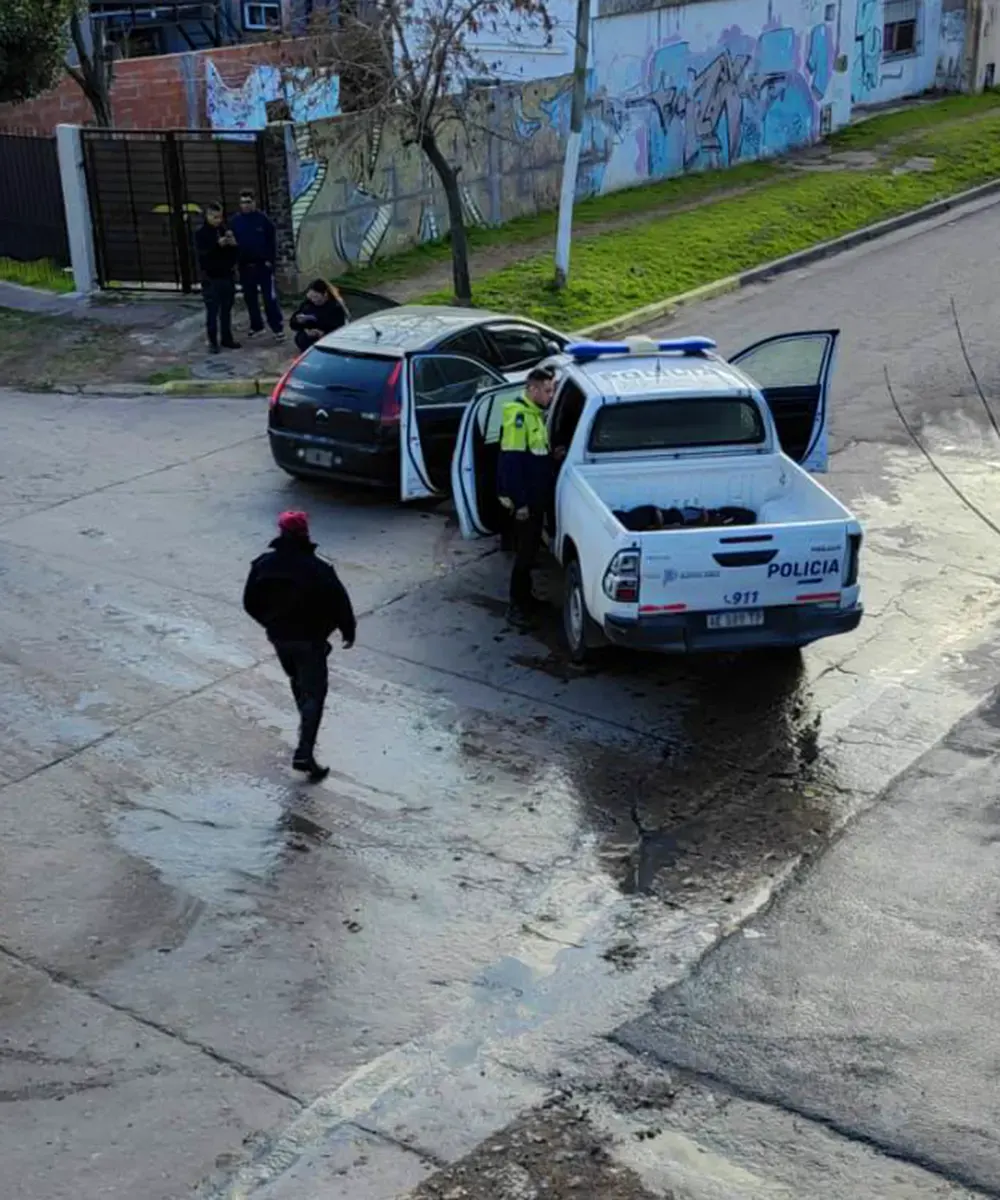 Patrullero y auto involucrados en el choque en Garín, durante el operativo.