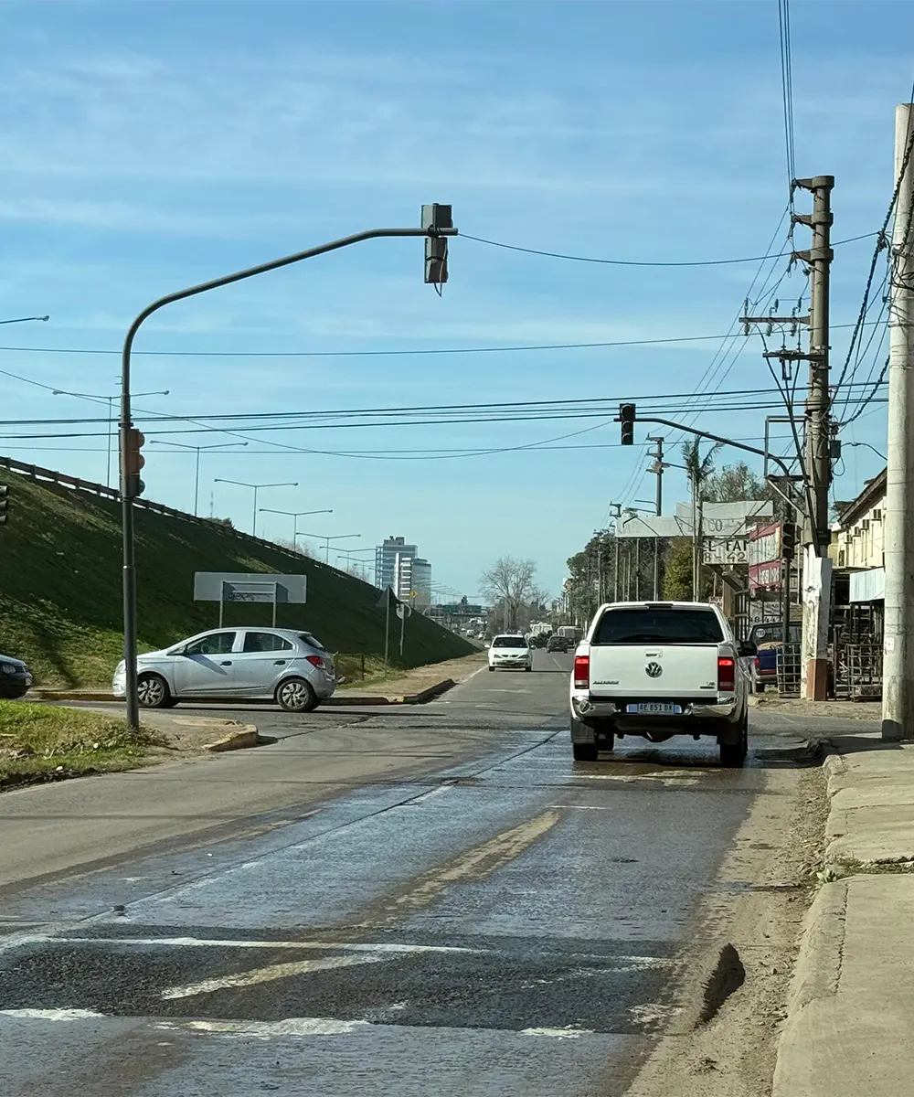 Con el semáforo desactivado, se normalizó el tránsito en la avenida Inmigrantes