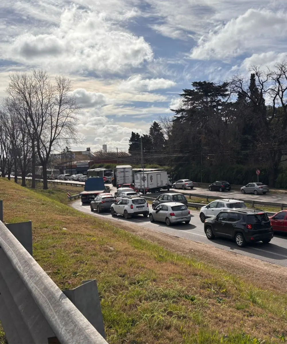 Largas filas de vehículos, bocinazos y momentos de tensión, sobre la ruta.