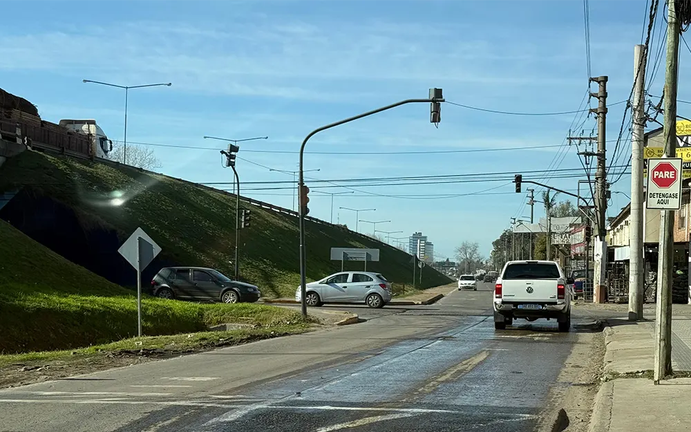 Autopistas del Sol desactivó el semáforo de avenida De los Inmigrantes