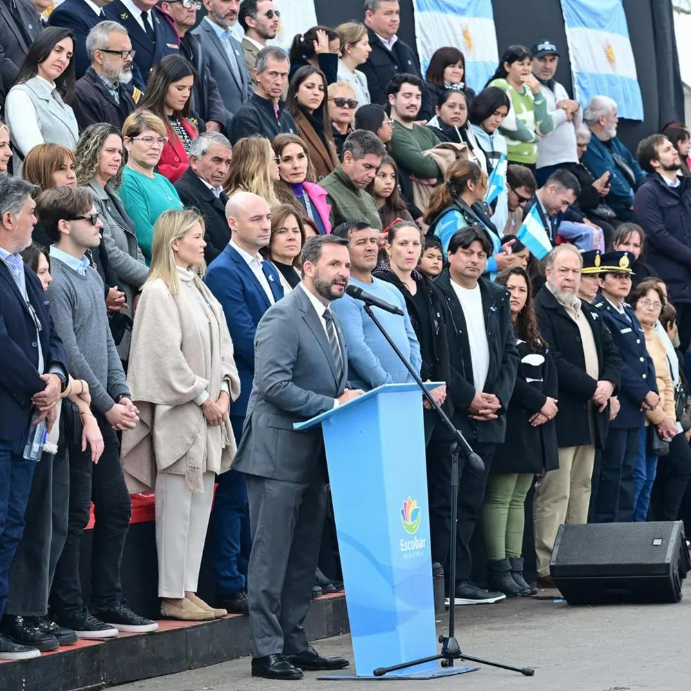 El intendente Ariel Sujarchuk fue el principal orador en el acto del Día de la Independencia
