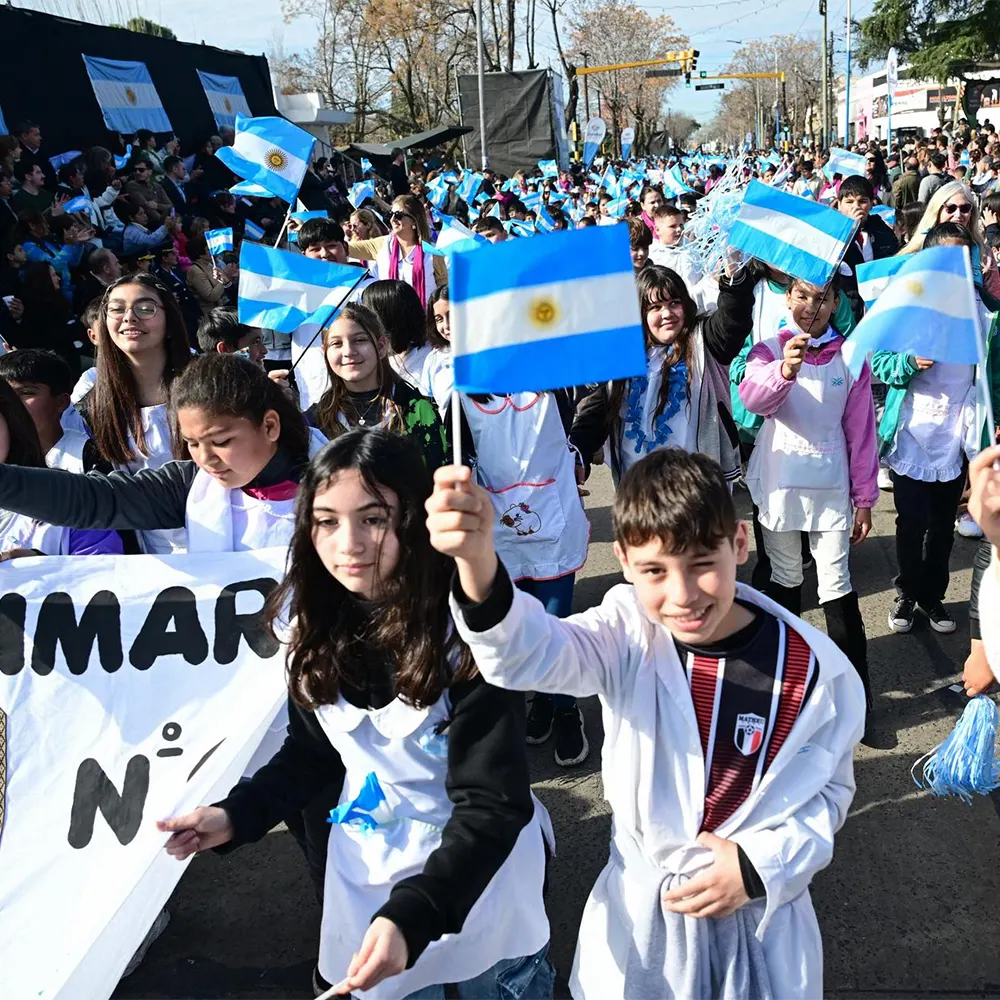 Alumnos de escuelas en el desfile cívico del Día de la Independencia
