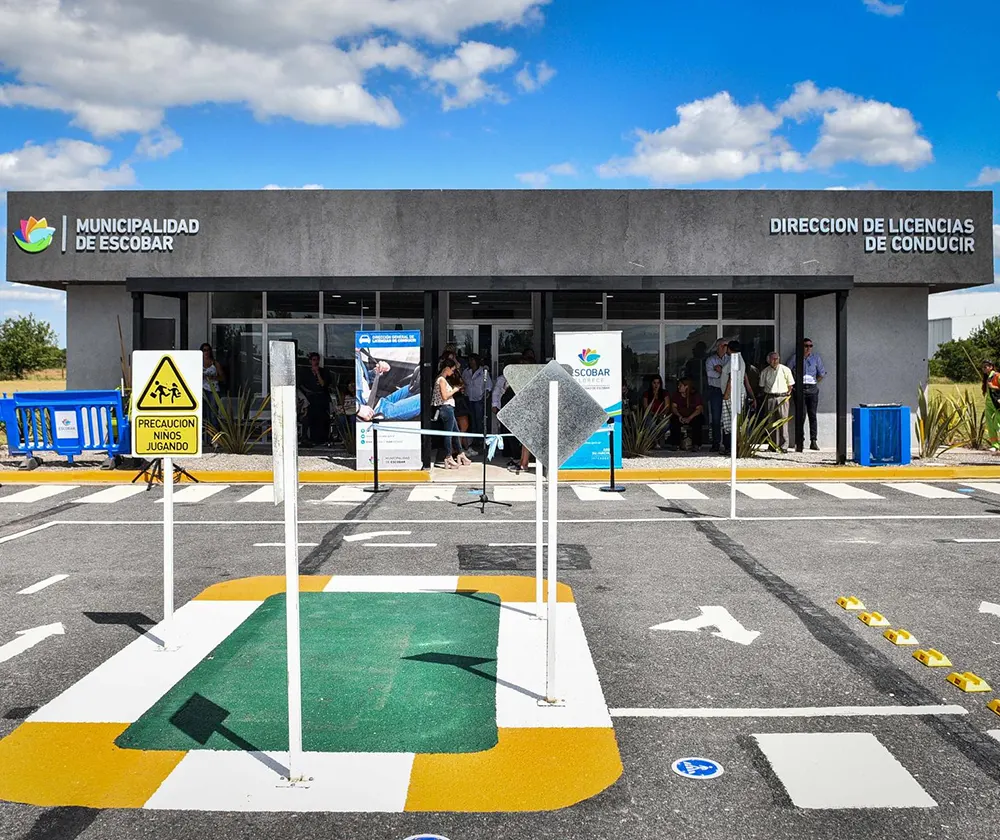 Fachada de la Dirección de Licencias de Conducir en Escobar.