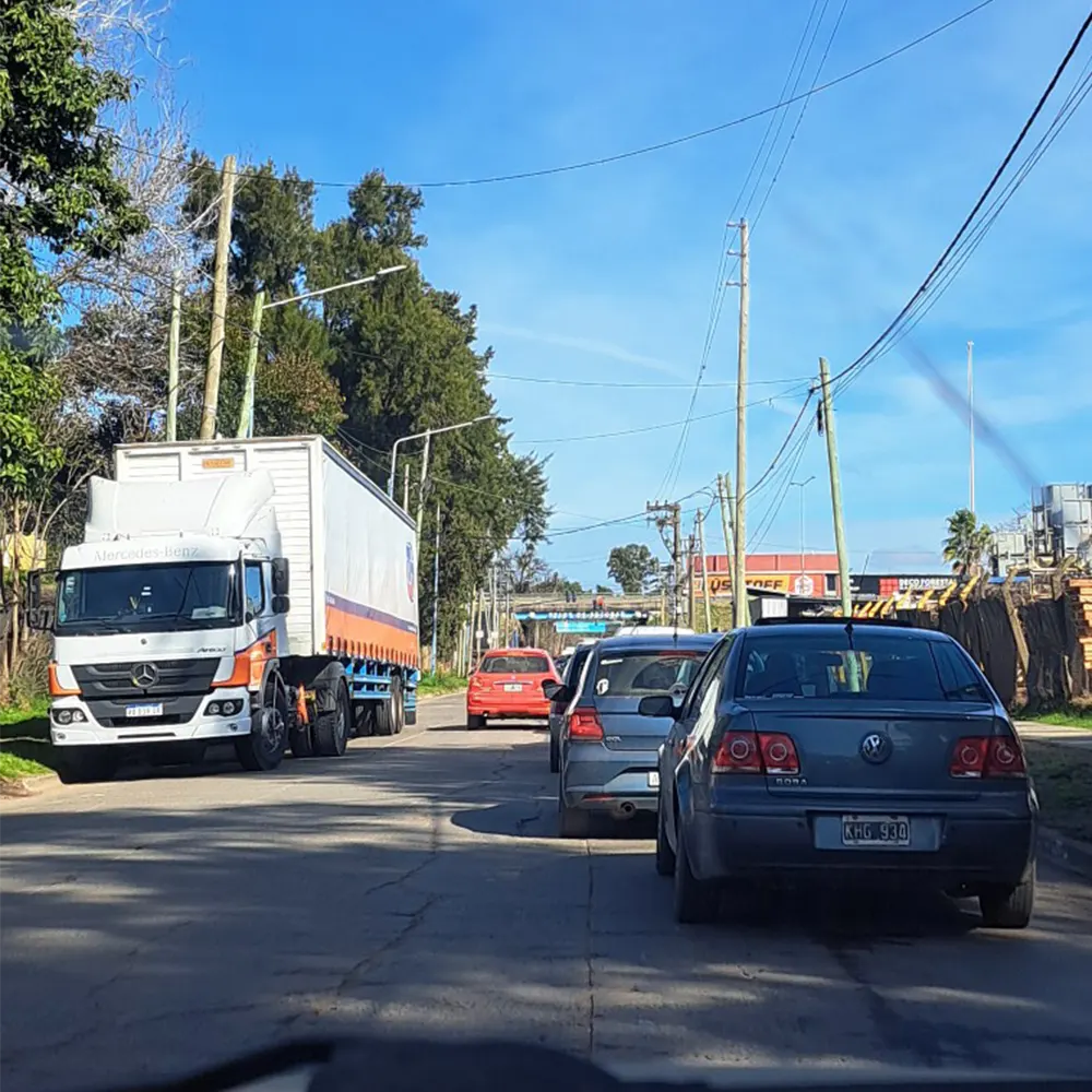 Fila de autos sobre avenida inmigrantes esperando la luz verde del semáforo