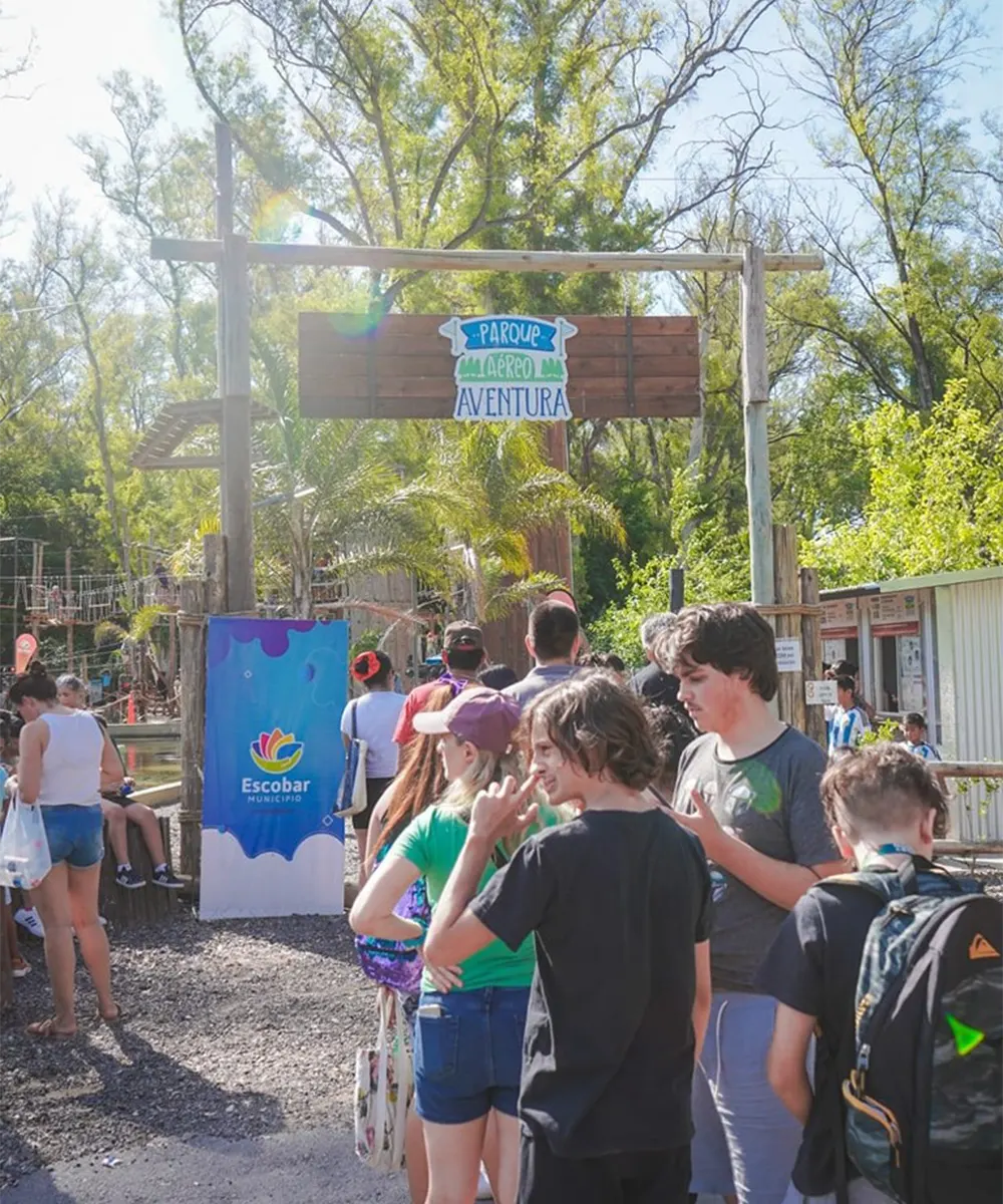 Entrada al parque aéreo de la Granja Don Benito