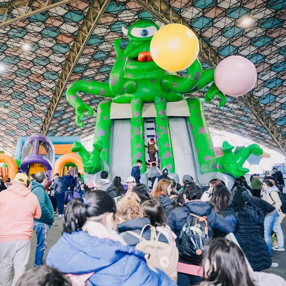 Personas frente a un inflable gigante con forma de monstruo durante las vacaciones en Escopark.