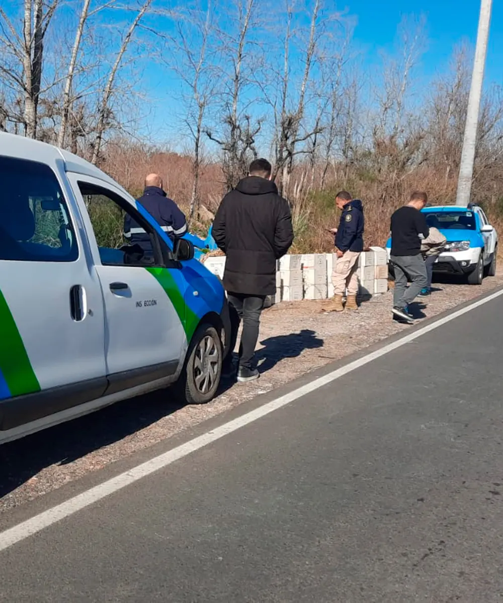 Inspectores y policías a un costado de la ruta 25