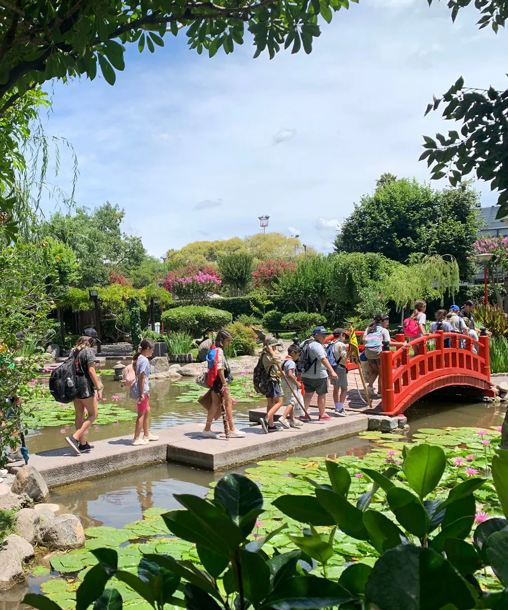Un contingente recorriendo el Jardín Japonés