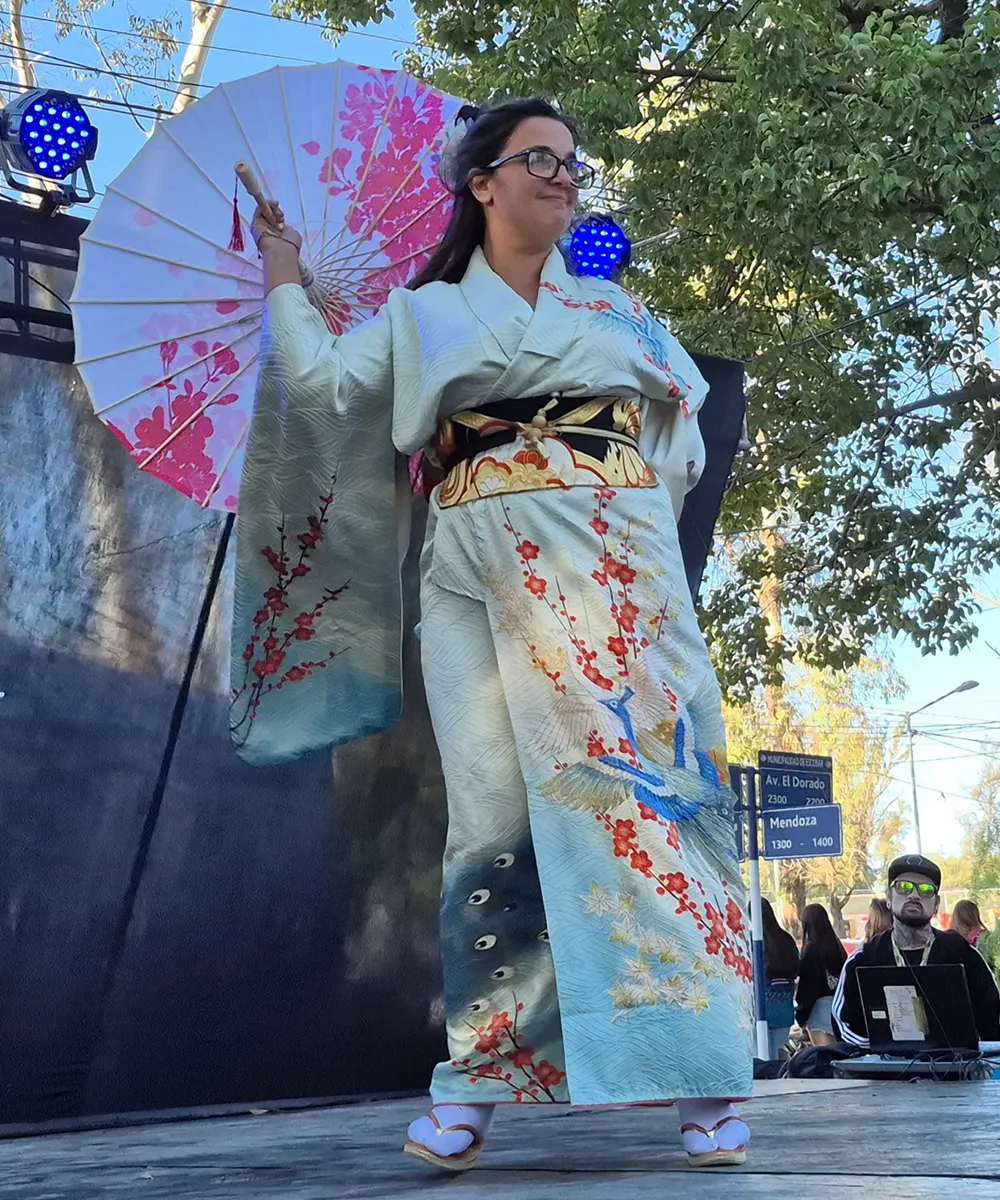 Una mujer luce atuendo tradicional japonés