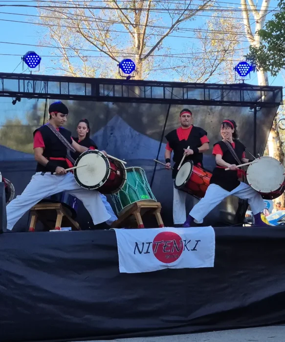 Los tambores tradicionales de la cultura japonés siendo protagonistas en el escenario sobre la calle Mendoza.