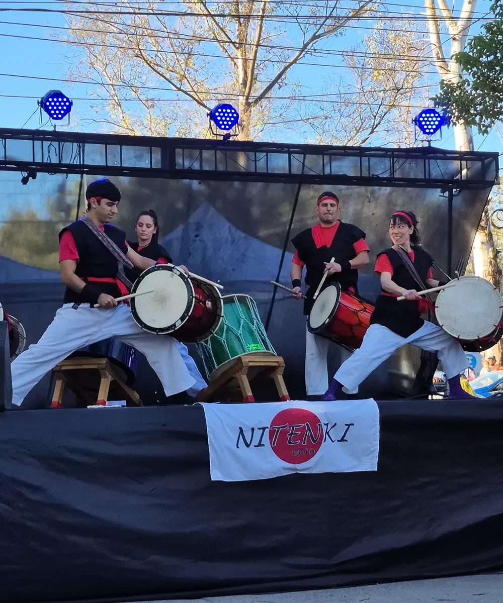 Los tambores tradicionales de la  cultura japonés siendo protagonistas en el escenario sobre la calle Mendoza.