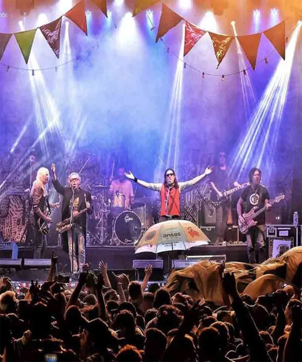 La Kermesse sobre el escenario de su show.