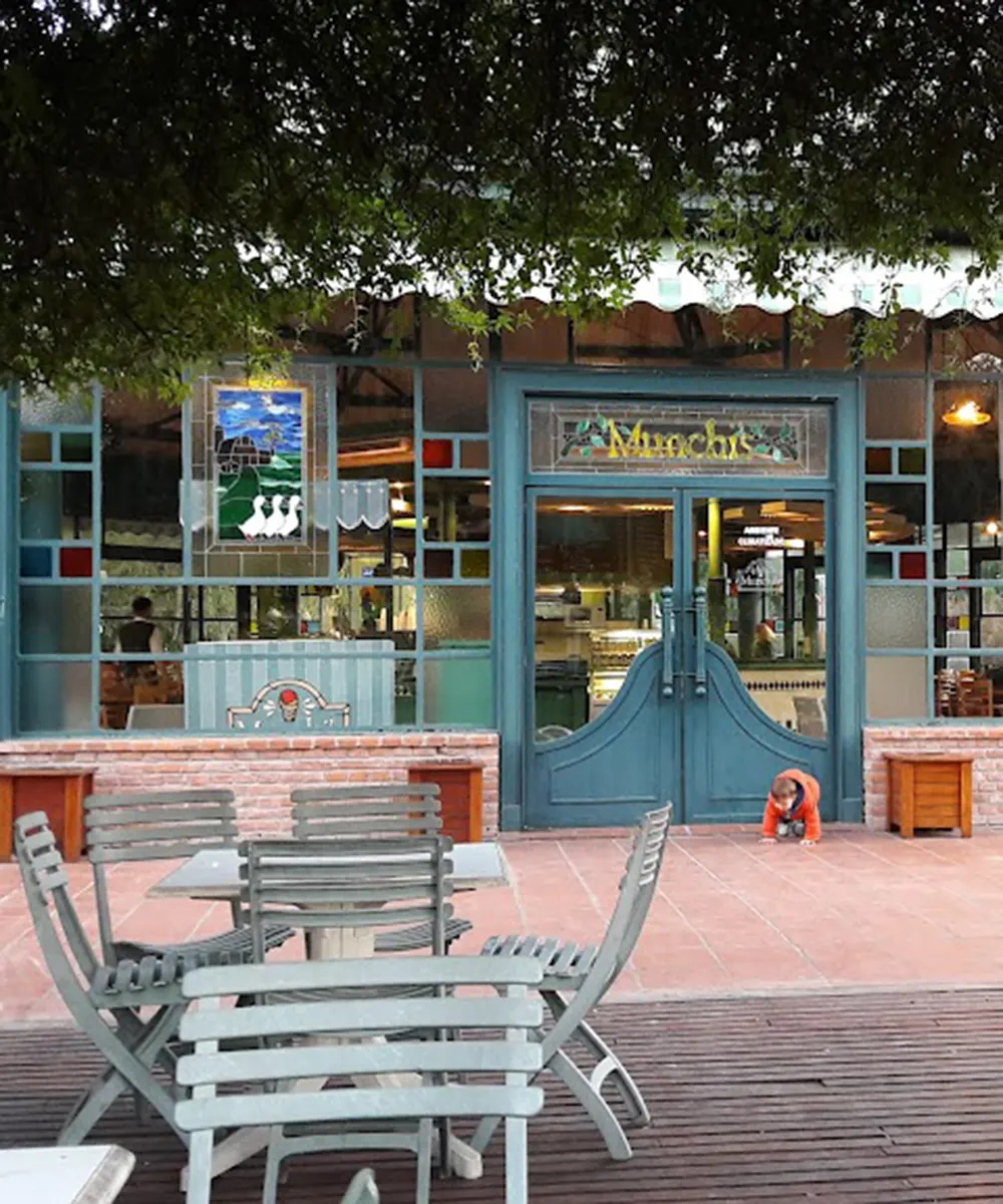 Local de Munchis en el bioparque, con mesas para descansar y disfrutar de sus productos.