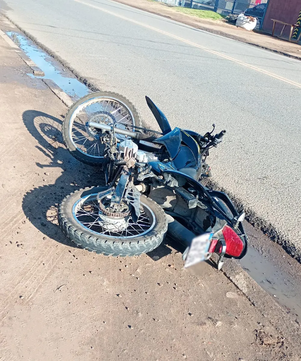 Moto sobre la vereda tras el accidente en avenida San Martín.