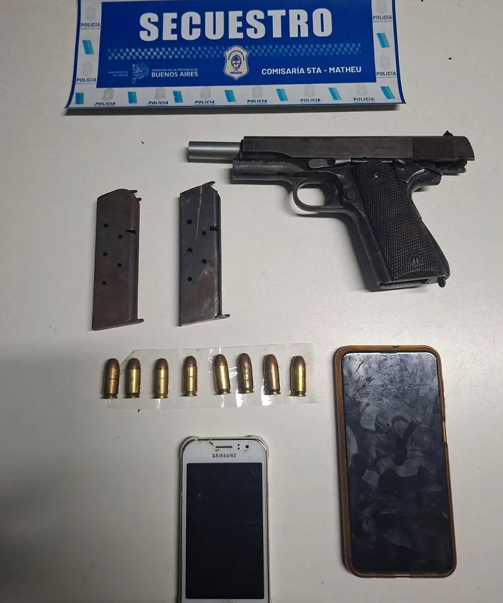 Pistola calibre 45, cargadores y teléfonos incautados tras el robo a mano armada en Matheu