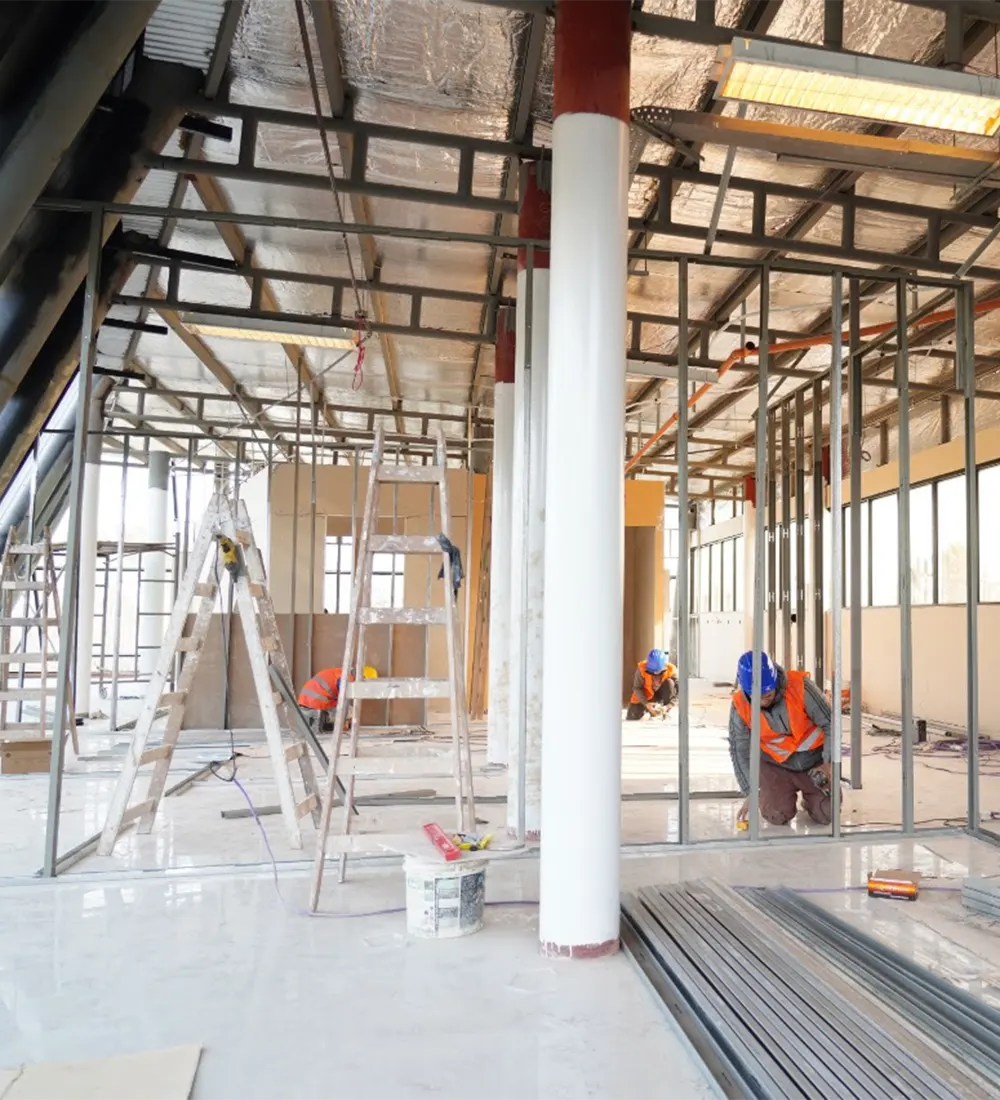 Albañiles trabajando en el futuro centro médico