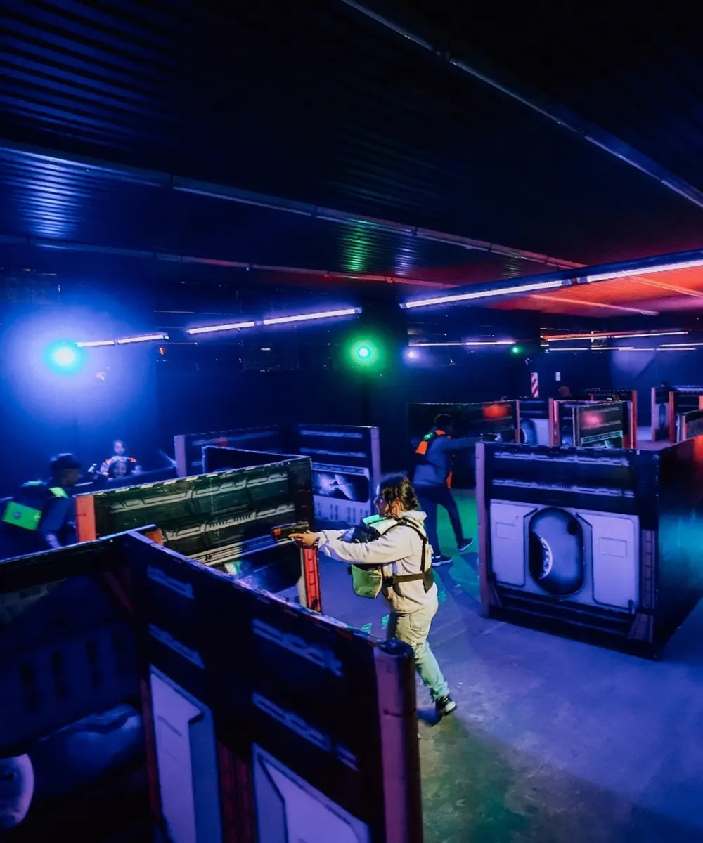 Chicos en grupos en una partida de laser tag en Escopark.