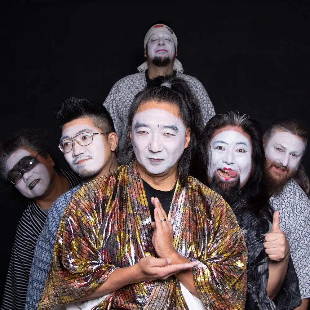 Los seis integrantes de la banda Los Parraleños, quienespintan su rostro de blanco como la culrura japonesa