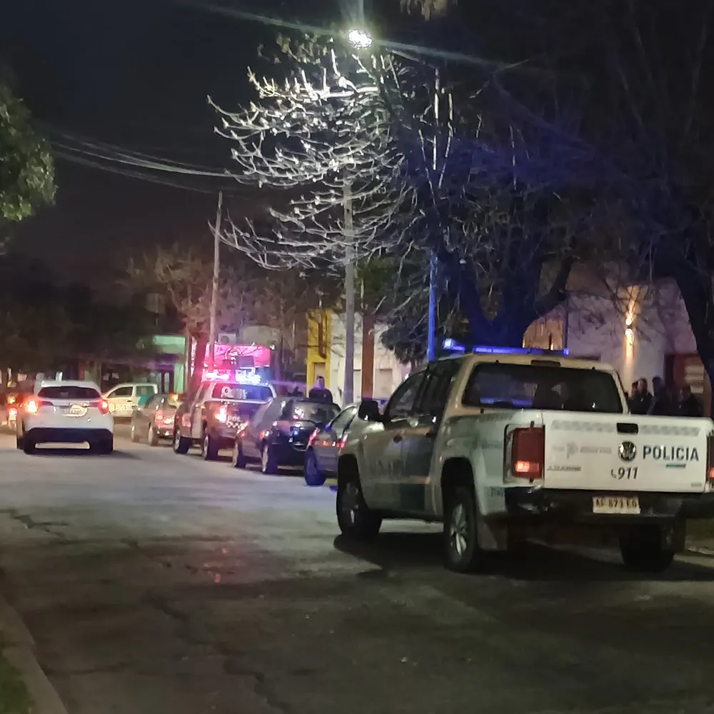 Patrulleros en las inmediaciones de la vivienda asaltada