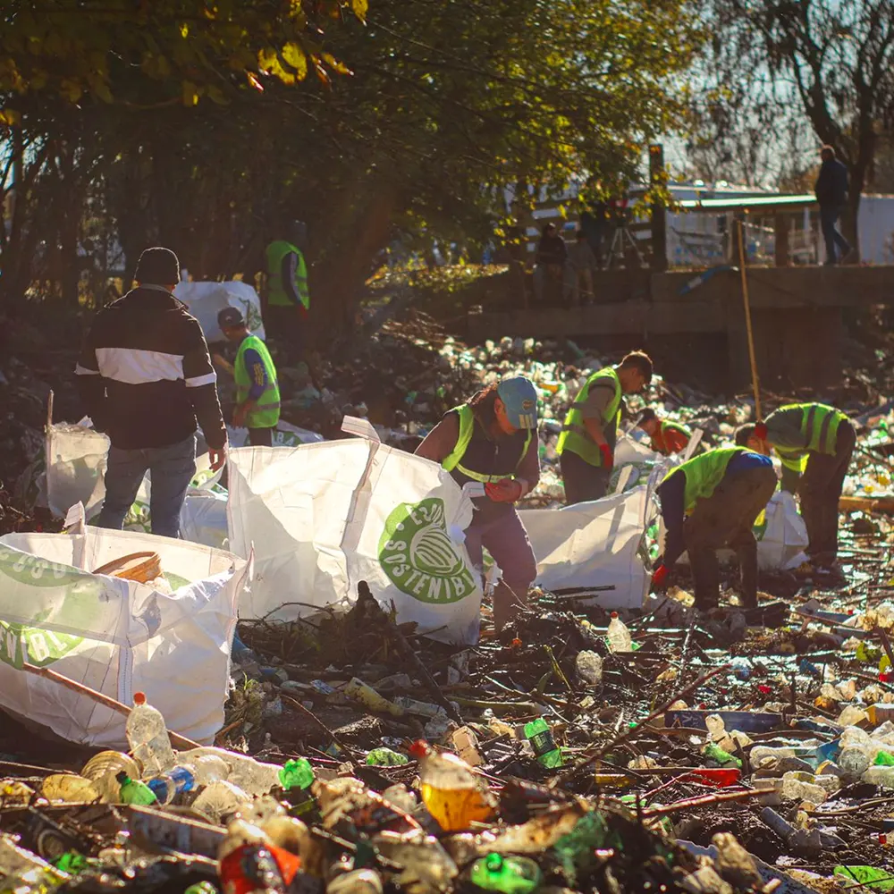 Trabajadores municipales recolectando los residuos del arroyo Pinazo.