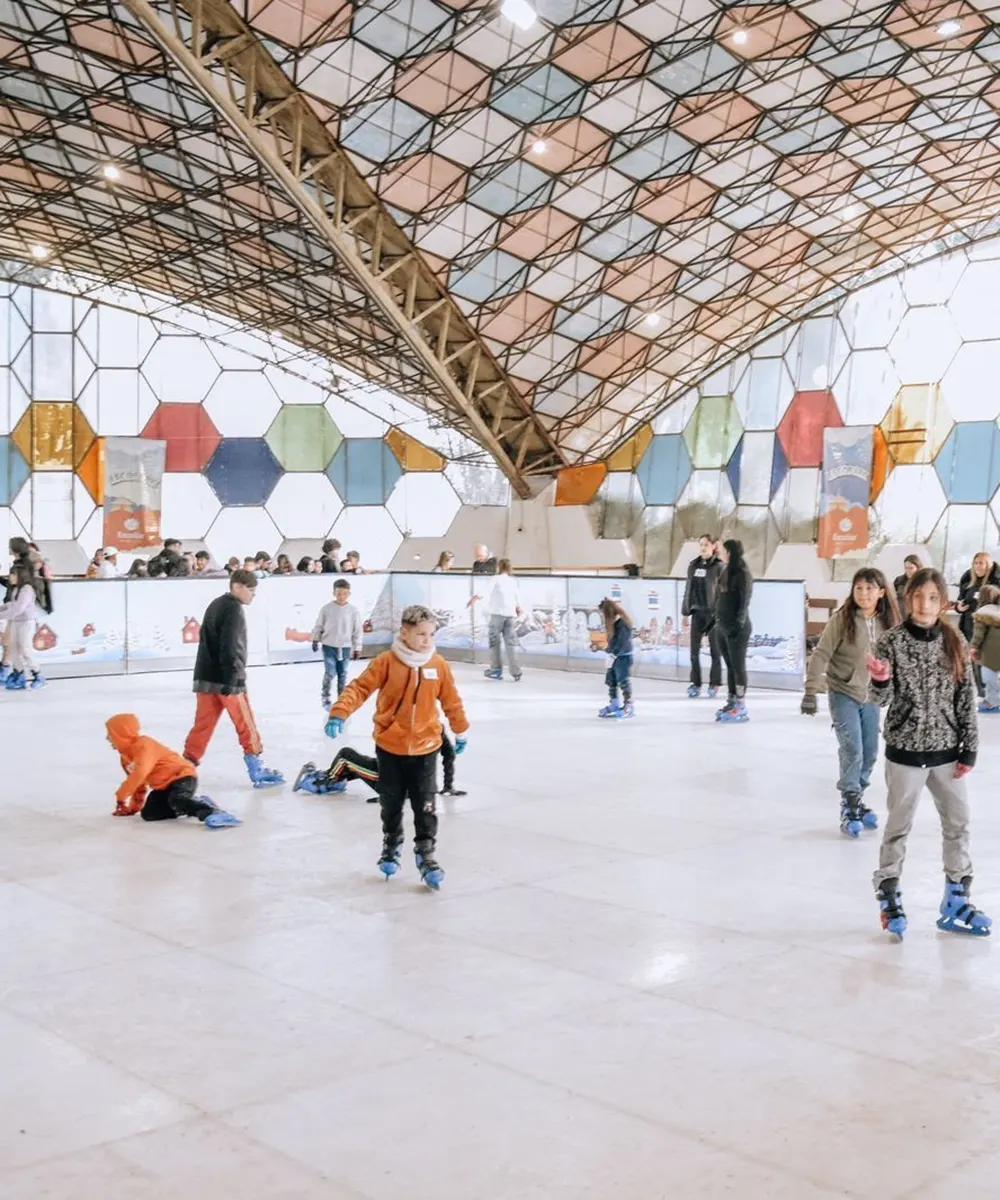 Niños y niñas en la pista del patinaje ecológica en el parque de Escopark.