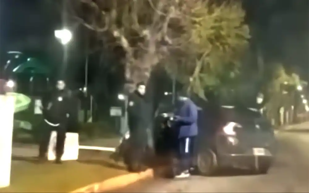 Joven automovilista chocó contra un árbol de la plaza de Maschwitz