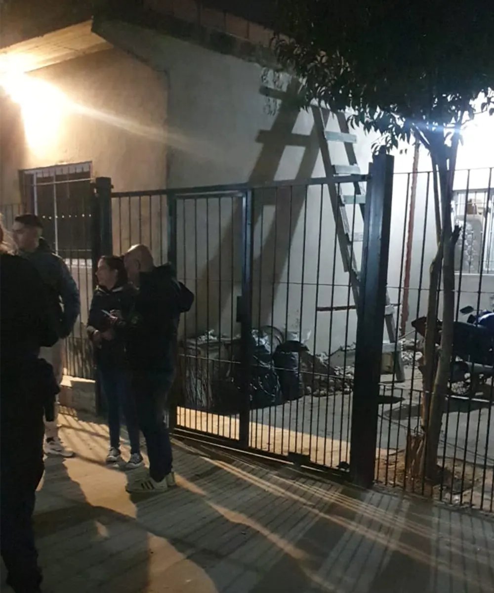 Policías en la casa donde ocurrió el intento de femicidio