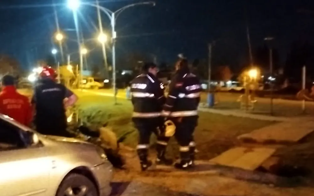 policias matheu Bomberos y personal de emergencia trabajan en donde un ciclista cayó a una zanja en Matheu.