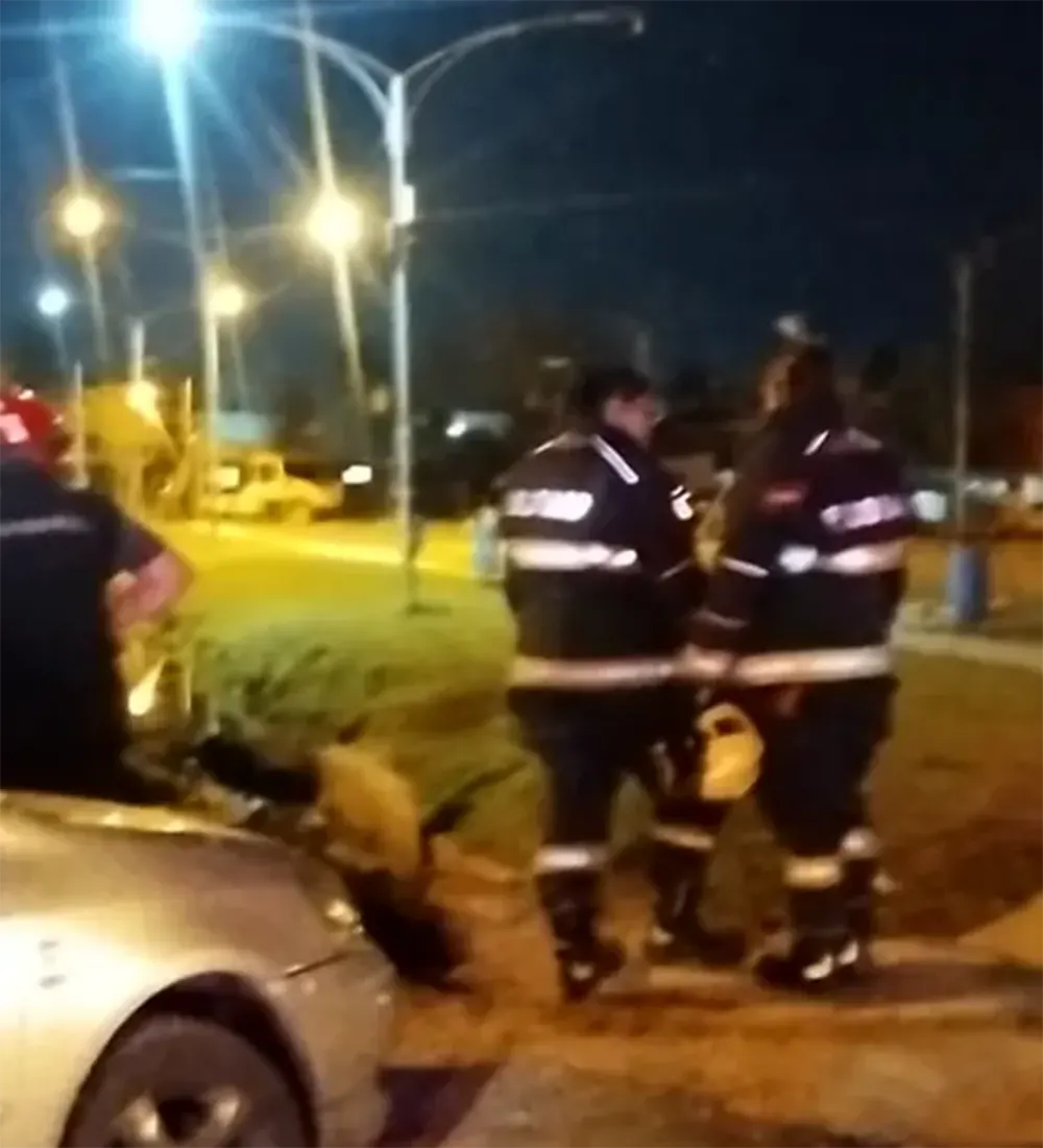 Bomberos y personal de emergencia trabajan de noche en donde un ciclista cayó a una zanja en Matheu.