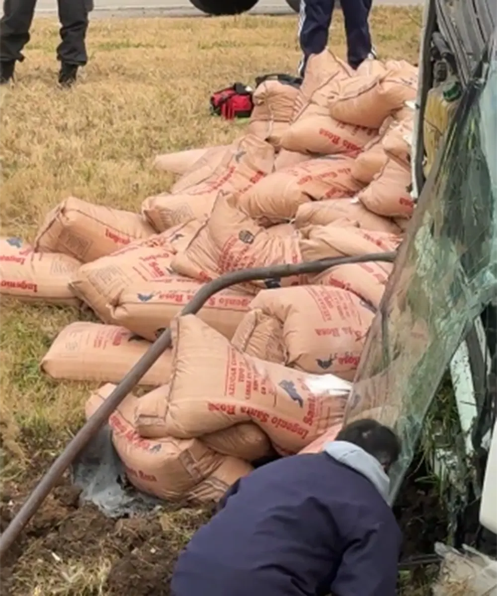 Bolsas de azúcar en el suelo que transportaba el camión