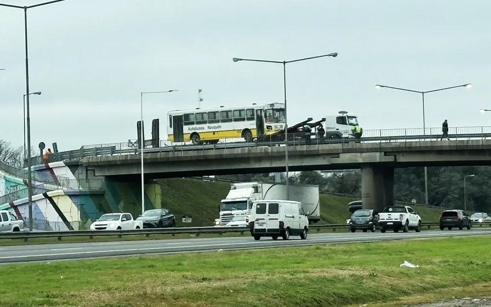 Peligro en la Panamericana: un colectivo quedó colgado del Puente Septiembre