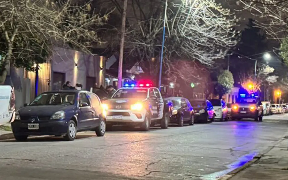 patrulleros con las sirenas encendidas en plena calle de noche