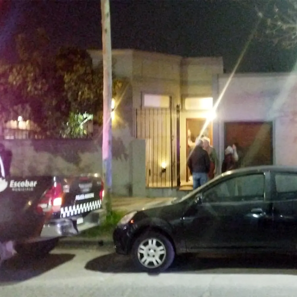Vecinos y policías en la vivienda asaltada